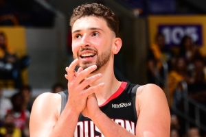 惨不忍睹！系列赛申京勾手仅21中4 在艾顿&海斯防守下投篮17中5