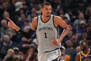 媒体人：文班亚马天赋顶级 他只要不受伤很快就会统治NBA