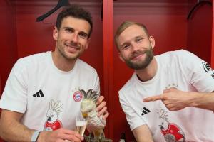 图片报：拜仁球迷商店上新吉祥物鹦鹉周边 球迷甚至可以给它写信