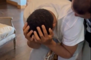 你值得！凯尔登得知自己拿下最佳第六人 双手抱头热泪盈眶