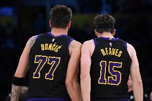 斯玛特：东里一直为大家加油 希望他们健康第一准备好了再复出