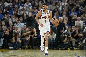 串联球队还没打开！布克半场6中3&5罚全中拿到11分5板2助