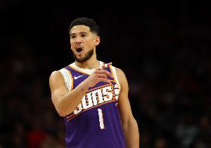 布克再喷判罚：我打球11年了 还被这样对待 就算被罚款我也认了