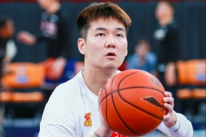 记者：孙浩钦自己打车先来球馆一个人练球 球队1小时后才陆续抵达