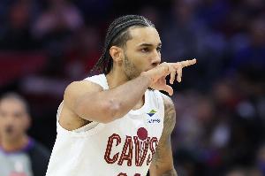 这种球得把握住！泰森底角大空位三分命中 骑士追到差1分！