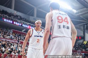 记者：王哲林腰部不适 李弘权发烧 洛夫顿和怀特塞德全部因伤休战