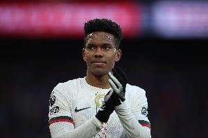 巴媒：埃斯特旺将在未来几天返回巴西治疗，世界杯前景岌岌可危