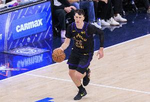 雷迪克：拉拉维亚的脚踝扭伤程度非常轻微 他将是每日观察状态