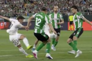 又是争议？布拉欣·迪亚斯禁区打门，贝蒂斯疑似手球犯规未判点球