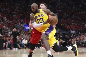 攻防一体！詹姆斯在今年季后赛助攻联盟第一 得分篮板抢断均前十
