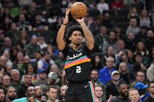 记者：哈珀下半场接管比赛 新秀在第3场季后赛奉献代表作确实难得