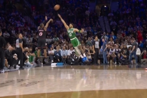 艾弗森起身鼓励！马克西三分再中 76人轰出12-0攻击波反超绿军