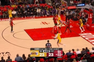 摧枯拉朽！斯玛特吸引防守送妙传 海斯起飞暴扣打成2+1