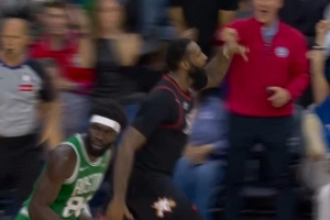 高炮台！德拉蒙德底角接球 三分坚决出手洞穿篮心