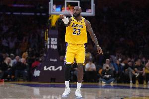 外线对飙！八村塁&詹姆斯相继三分穿针 火箭连中三分给出回应