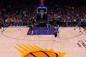 苦苦支撑！狄龙接球就投 三分命中还造犯规打成3+1