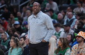 迈克·布朗：今天攻防两端都提升了对抗强度 功劳完全在于球员