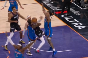 无效！杰伦·格林回头望月打进加罚 雷霆挑战改判伊戈达罗先犯规