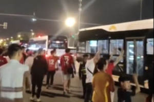 和谐！成都蓉城球迷赛后友好欢送浙江球迷离开