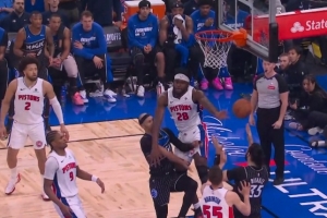 保留节目！斯图尔特当头一棒重击萨格斯面部 被吹一级恶意犯规