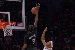 黄雀在后！麦克丹尼尔斯奋力追防 腾空暴起送布朗钉板血帽