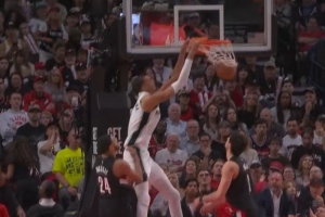 疯狂炸筐！文班亚马双手暴扣继续 下半场已经五连扣