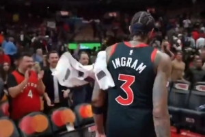 这不尴尬了！莺歌赢球后退场朝球迷扔毛巾 又被扔了回来