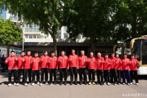 国乒出征伦敦世乒赛团体赛前拍摄全家福，王楚钦、孙颖莎出镜