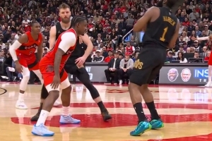 4个失误了！哈登被谢德轻推 裁判没吹！哈登回场违例