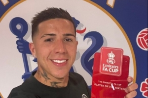 打进制胜球！切尔西官方晒恩佐拿到足总杯全场最佳的照片