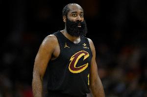 挺积极！哈登外线奋力扑防 大帽扇飞沃尔特三分