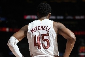 季后赛绝无留力可言！骑士晋级需要米切尔承担责任&重拾杀手本色