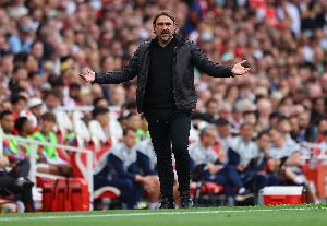 法尔克：球员有些紧张，他们不习惯在9万名观众前踢欧冠级别比赛