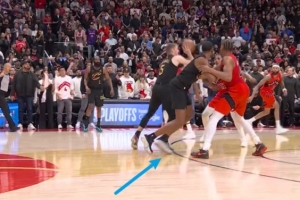 太难了！梅里尔抢投速射命中 但踩进三分线是两分