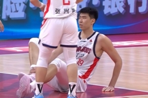 万幸无碍！徐昕落地时不慎崴脚 在场下接受治疗后返场继续征战