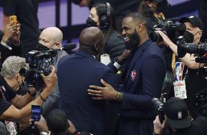 詹姆斯：我喜欢传球乔丹喜欢得分 有些地方我强 有些地方他更好！