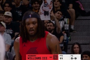 有梗！球迷举起卡斯尔抱着baby阿夫迪亚的纸片 调侃双方G4冲突