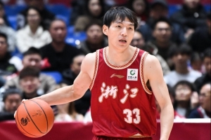 郭艾伦：吴前最喜欢瞎跑乱窜 各种溜各种卡弯 跟给他尾巴踩着似的