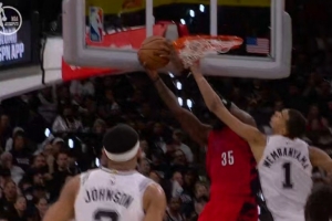 太勇猛了！罗威底线切入不惧文班亚马补防直接双手背扣得分