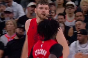 铁树开花！克林根弧顶空位三分命中 此前三分3中0