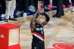 利拉德因左跟腱撕裂 常规赛&季后赛没打但拿下三分大赛冠军