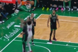 刷个板？恩比德碾到篮下 顶开防守后空篮不中但自己补篮打中