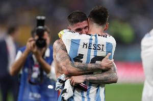 德保罗：世界杯夺冠后梅西送全队黄金版手机，很幸运有这样的领袖