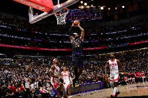 詹姆斯：火箭的首发和替补都做出了贡献 必须给予他们应有的赞扬