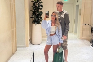 帕尔默携新女友巴黎度假，模特女友低调靓丽且虔诚向善