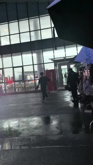 逆天女粉！TES不敌AL后遭粉丝线下贴脸怒喷：fengyue赶快退役别影响JKL